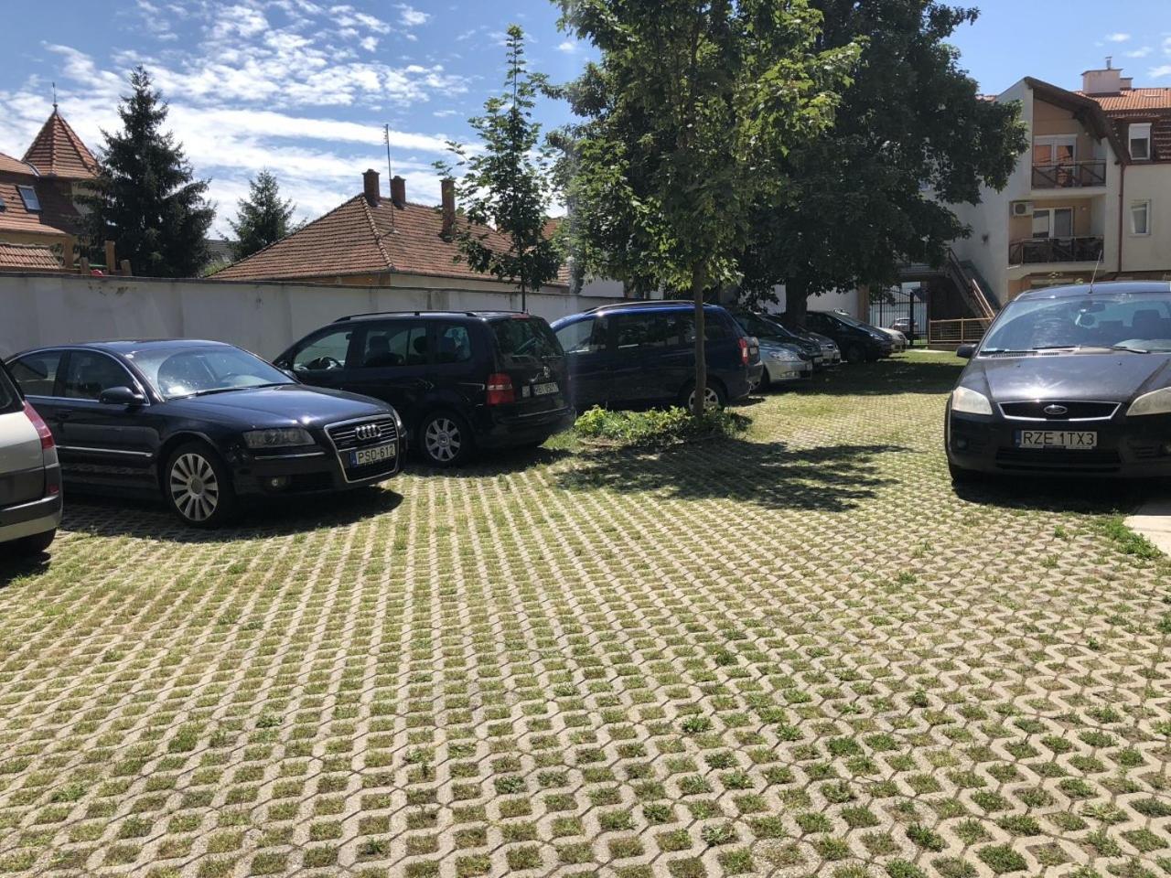 Zoeld Beka Apartmanok Koelcsey I Hajdúszoboszló Zewnętrze zdjęcie